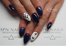 Piękny, głęboki granat w towarzystwie bieli


Nails by Kamila, Studio Magnetic Nails Monika Sokołowska Kielce