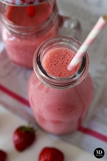 Smoothie z truskawek i maślanki. BEZ CUKRU.