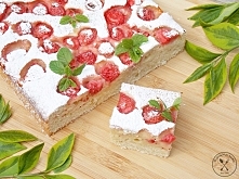 Waniliowe ciasto ma maślance z truskawkami.
Składniki:   	
510 g mąki pszennej
125 ml oleju
250 ml maślanki
220 g cukru
3 duże jajka
2 łyżeczki proszku do pieczenia
2 łyżeczki e...