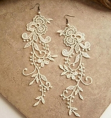 Kolczyki wykonane z fragmen...