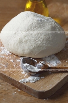 Pizza z pieczonym kurczakiem, jajkami na twardo i jabłkami