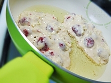 Racuchy są doskonałe zarówno na gorąco jak i na zimno. Podaję je klasycznie z cukrem pudrem i z bitą śmietaną. Czasem też robię do nich sos waniliowy. Tym razem jednak postawiłe...