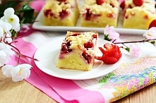 CIASTO JOGURTOWE Z TRUSKAWKAMI I KRUSZONKĄ <3 
Pyszne i wilgotne z chrupiącą kruszonką <3