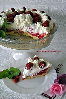 Tarta z musem truskawkowym i truskawkami