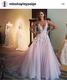 Suknia w kolorze delikatnego różu? Komu się podoba?