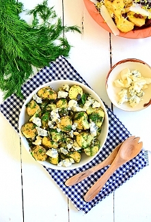 Sałatka z młodych ziemniaków i koperku, idealna do dań z grilla