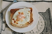 Tost z pesto z suszonych pomidorów, pieczarkami i cheddarem