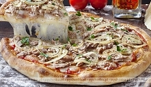 Pizza z tuńczykiem, pomidorami i ziołami