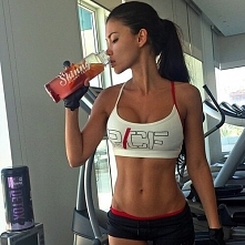 Pierwsze Turbo Spalanie za mną! Co prawda dwa ćwiczenia obciążające kolana zastąpiłam skakanką, a przy rundzie na boczki dostałam skurczu pośladka i musiałam zrobić przerwę, ale...