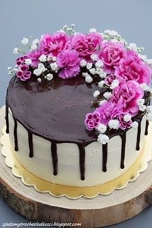 Tort z chałwą i czarną porz...