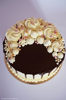 Tort z czarną porzeczką i a...