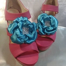 turkusowe kwiaty klipsy do butów