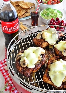 Karkówka z grilla z pieczarkami i mozzarellą