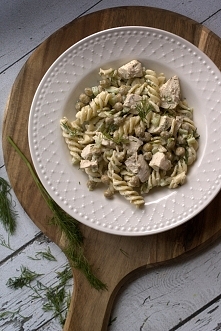 sałatka ze świeżym ogórkiem i groszkiem. Link z przepisem w komentarzu.