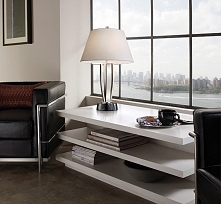 Lampa stołowa SILVERSHORE - dostępna w =mlamp= 
Lampa ta posiada oprawę o dość tradycyjnej formie, która została przełamana po przez dodanie nogi o designerskim i nietuzinkowym ...