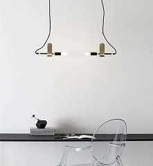 Lampa wisząca WINSTON - dostępna w =mlamp= 
Lampa posiada oprawę o bardzo interesującej formie. Oparta jest na szklanej belce, w której znajdują się dwa źródła światła. Jej niez...