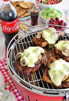 Karkówka z grilla z pieczarkami i mozzarellą