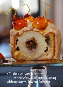 Ciasto z całymi jabłkami, orzechową niespodzianką i karmelowym lukrem.