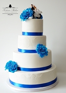 Niebieski tort weselny