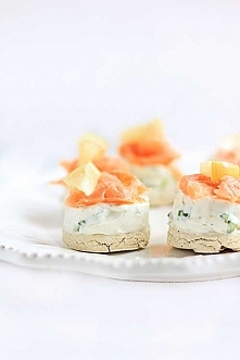 Mini serniczki z łososiem