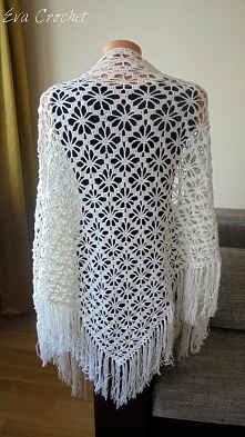 Szydełkowa chusta ( szerokość 200 cm). Idealna do letniej sukienki jako dodatek na wesele. Również posłużyć może jako chusta Panny Młodej.