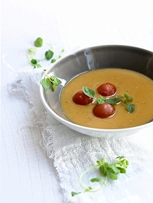 ZUPA Z CZERWONEJ SOCZEWICY Z OREGANO I POMIDORKAMI KOKTAJLOWYMI