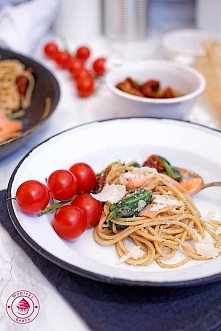 Spaghetti z łososiem i szpinakiem - Wypieki Beaty