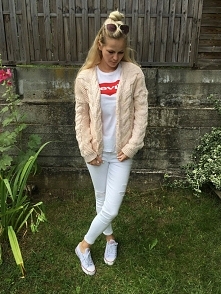 Wysokiej jakości swetry włoskie nie mechaca się można prać w pralce dostępne inne kolory rozmiar s/m cena 99 pln +koszt dostawy kontakt : 503063614 pavo165@wp.pl