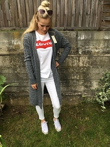 Wysokiej jakości swetry włoskie nie mechaca się można prać w pralce dostępne inne kolory rozmiar uniwersalny cena 99 pln +koszt dostawy kontakt : 503063614 pavo165@wp.pl