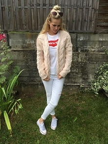 Wysokiej jakości swetry włoskie nie mechaca się można prać w pralce dostępne inne kolory rozmiar s/m cena 99 pln +koszt dostawy kontakt : 503063614 pavo165@wp.pl