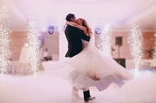 czy jest tu może ktoś kto zNa się na tańcu? I może potrafiłby ułożyć choreografię na pierwszy taniec? Lub ktoś ' po' i chciałby się pochwalić swoim tańcem ?