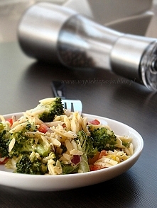 Sałatka z Orzo

Orzo to makaron przypominający do złudzenia ryż. Szczerze mówiąc sporo osób się początkowo nabrało ;) Pasuje zarówno do zup, dań z mleka jak i do sałatek. Jest r...