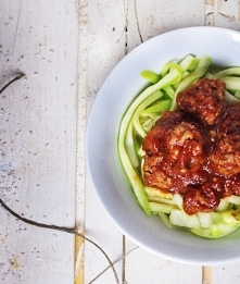 Dietetyczne spaghetti bez kalorii, czyli makaron z cukinii w sosie pomidorowym. 70 g drobiowego mięsa mielonego- 215 kcal 2 średnie pomidory 50 kcal ½ cukinii 30 kcal łyżeczka p...