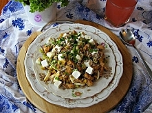 Sałatka z kurczakiem, jajkiem i ziarnami słonecznika