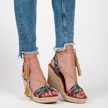 Sandałki na koturnie z fręd...