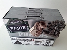 Metalowa skrzyneczka na zdjęcia, do której można doczepiać magnesy z podróży:)