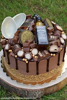 Tort Reese's z kinderkami i mini buteleczkami Whisky