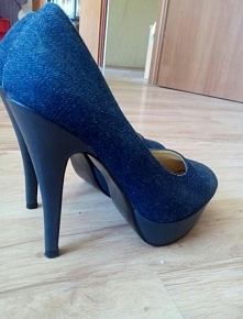 Jeansowe szpilki rozmiar 37 
30 zł
Założone raz na dosłownie 10 min . E-mail sza-1990@wp.pl
Polecam.