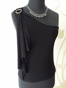 Bluzeczka na jedno ramię z klamrą rozmiar 38 GIANT
bardzo elegancka
klamra koloru starego złota
zwisająca ozdobna falbana
szerokość między pachami 42 cm
materiał elastyczny, świ...