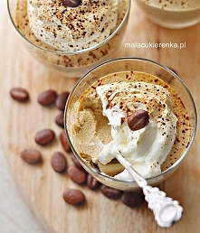 Krem cappuccino Składniki na 4-6 porcji: 4 łyżeczki żelatyny 2 łyżeczki cukru wanilinowego lub waniliowego 250ml mocnej kawy 3 żółtka 80g cukru (użyłam jasnego brązowego) 250g ś...