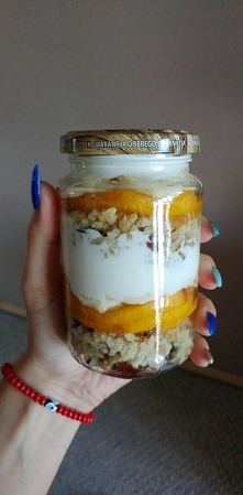 Drugie śniadanie Kasza jaglana z suszonymi owocami i orzechami ; cynamon , nektarynki i banany, jogurt naturalny Polecam, pycha !