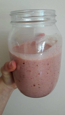 koktajl truskawkowo- bananowy na śniadanko :)