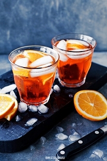 APEROL SPRITZ
Słynny włoski drink na bazie Prosecco i Aperola.

Source: kwestiasmaku.com