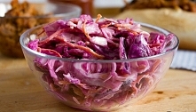 Limonkowy coleslaw Oto idealna surówka na takie upały, jak dziś. Świetnie się sprawdza zarówno jako dodatek do obiadu, jak i do kanapki czy burgera. 300g białej kapusty 500g cze...