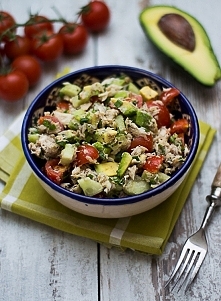Sałatka z wędzoną makrelą i awokado Taka sałatka z wędzoną makrelą i awokado to propozycja na szybkie i bardzo smaczne śniadanie lub kolację. Grunt to soczyste warzywa i świeża makrela. 1 świeża wędzona makrela o wadze około 350 g 200 g pomidorków koktajlowych 150 g ogórka 1 dojrzałe awokado 3-4 łyżki drobno siekanego szczypiorku 2-3 łyżki oliwy z oliwek pieprz Wędzoną makrelę pozbawiamy skóry i ości. Dzielimy na mniejsze kawałki. Ogórka i awokado obieramy ze skórki. Kroimy w drobną kostkę. Pomidorki płuczemy, każdego kroimy na ćwiartkę. Do miski wrzucamy pokrojone warzywa, kawałki makreli oraz posiekany szczypiorek. Wlewamy oliwę z oliwek. Dokładnie mieszamy. Doprawiamy do smaku świeżo mielonym pieprzem. Sałatka doskonale smakuje od razu po przygotowaniu, ale równie dobra jest po lekkim schłodzeniu. Możecie ją także z powodzeniem zapakować do pojemnika i zabrać następnego dnia do pracy.