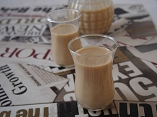 Babski likier ½ l wódki 1 puszka mleka skondensowanego słodzonego ½ szklanki mleka 1 łyżeczka kawy Wykonanie: Mleko w puszce włożyć do garnka i gotować na wolnym ogniu około 2½ ...