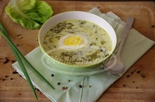 Zupa sałatowa 1,5l bulionu drobiowego 1 duża główka sałaty masłowej 1 łyżka klarowanego masła 1 cebula ze szczypiorkiem 3 łyżki śmietany Sól, pieprz 1 ząbek czosnku 4 jaja ugotowane na twardo koperek Sałatę dokładnie wypłukać, drobno pokroić. Do gotującego się bulionu dodać sałatę, gotować 5 minut. Cebulę i czosnek drobno posiekać, zeszklić na maśle, dodać do zupy, doprawić do smaku. Śmietanę rozmieszać z odrobiną zupy, by się zahartowała, wlać do garnka. Podawać z jajkiem ugotowanym na twardo i posiekanym koperkiem.