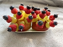 Koreczki z sezonowych owoców. Idealne na letnie przyjęcia.