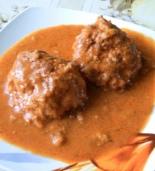 Klopsy z kapustą pekińską 20 dag kapusty pekińskiej 40 dag mięsa mielonego 2 jajka szklanka kaszy manny cebula czosnek sól pieprz przyprawa do mielonego przyprawa do gyrosa olej do smażenia SOS: koncentrat pomidorowy 1/2 szklanki śmietany kostka rosołowa 3 szklanki wody sól pieprz Poszatkowaną kapustę połączyć z pozostałymi składnikami. z powstałej masy uformować kulki i usmażyć na oleju. Przygotować sos, łącząc wszystkie składniki. klopsy przełożyć do naczynia żaroodpornego, zalać gotowym sosem, piec ok. 30-40 minut.