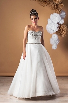 Suknia ślubna typu księżniczka 2016. Zdobiony gorset i delikatny paseczek. Autorski projekt. virginia-suknie-slubne.pl